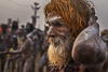 <p><strong>2019 ––India -Uttar Pradesh - Prayagraj (già Hallahbad) – Kumbh Mela </strong></p>
<p>Il <strong>Kumbh Mela</strong> è la più grande festa religiosa al mondo, si tratta del pellegrinaggio compiuto da oltre 100 milioni di indù presso un fiume sacro.</p>
<p>Kumbh significa vaso o brocca, mentre Mela significa festa o fiera. Quindi, il Kumbh Mela, letteralmente, è il Festival del piatto.</p>
<p>Il nome si riferisce in particolare al piatto di nettare della mitologia indù. La leggenda narra che gli dèi una volta persero la loro forza e, per riconquistarla, chiesero l'aiuto di Brahma e Shiva. Essi, a loro volta, suggerirono l'aiuto di Vishnu, che ordinò di agitare gli oceani per ottenere l'acqua della vita eterna, l'amrita. Per questo, i Deva (gli dèi) dovettero accordarsi con i demoni nemici, gli asura, con la promessa di spartirsi i benefici dell'azione. Essi accettarono ma, quando l'urna contenente l'amrita apparve, si verificarono ben 12 giorni e 12 notti di lotta tra le due fazioni, corrispondenti a 12 anni umani. Durante la battaglia, Vishnu scappò con il contenitore conteso, che perse alcune gocce in quattro luoghi della terra: Allahabad (Prayagraj), Haridwar, Ujjain e Nashik.</p>
<p>Per questo in ciascuno di questi quattro luoghi, che sono i più sacri dell'India, ogni dodici anni (in memoria della durata della battaglia), si svolge un Kumbh Mela: di fatto la festa si celebra quindi ogni tre anni, alternandosi a rotazione in queste quattro città</p>
<p><strong> </strong><strong>Prayagrj</strong> (Allahabad al tempo della dominazione musulmana) sorge sulla riva destra del Gange, presso la confluenza con lo Yamuna: il luogo della confluenza si chiama Tribeni ed implica l’esistenza di un terzo fiume oltre il Gange e lo Yumana, il Saraswati (fiume mitico, inesistente): tra il 15 gennaio ed il 5 marzo 2019 hanno partecipato al Kumbh Mela di Prayag oltre 130 milioni di pellegrini.</p>
<p>Il principale evento della festa del Kumbh mela, che si svolge nell’arco di due mesi consentendo il pellegrinaggio di decine di milioni di pellegrini, è il “<strong>bagno dell’imperatore</strong>”, quando gli akhara (gli asceti), specialmente naga (sadhu che vivono nudi, coperti di cenere raccolta nei luoghi delle cremazioni), formano una processione per scendere in acqua nel punto giusto del fiume, al momento giusto, quando il divino influsso dei pianeti è più favorevole.</p>
<p>Dopo il rituale del bagno i pellegrini indossano abiti puliti e continuano ad offrire preghiere ed omaggi alle divinità dalla riva del fiume. I naga baba, si limitano a rinnovare la cenere cospargendola sul proprio corpo nudo e bagnato.</p>
<p>Poter partecipare a questi momenti è una esperienza unica ed indimenticabile, sia dal punto di vista umano sia da quello spirituale.</p>